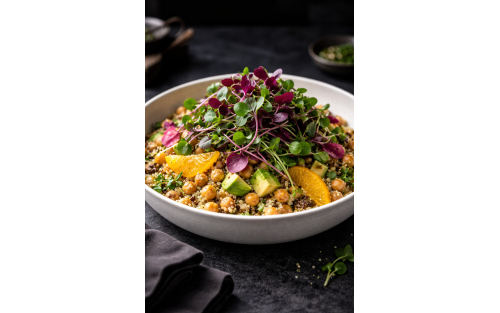 Ensalada templada de cítricos, quinoa crujiente y microvegetales Mikagreens