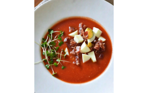 Salmorejo cordobés tradicional con microgreens de guisante o girasol