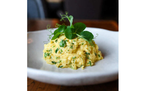 Huevos revueltos cremosos con microgreens de rábano y guisante | Receta saludable con microvegetales