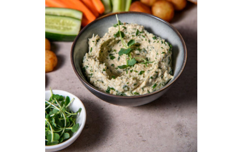 Dip de hierbas frescas con microgreens de guisante