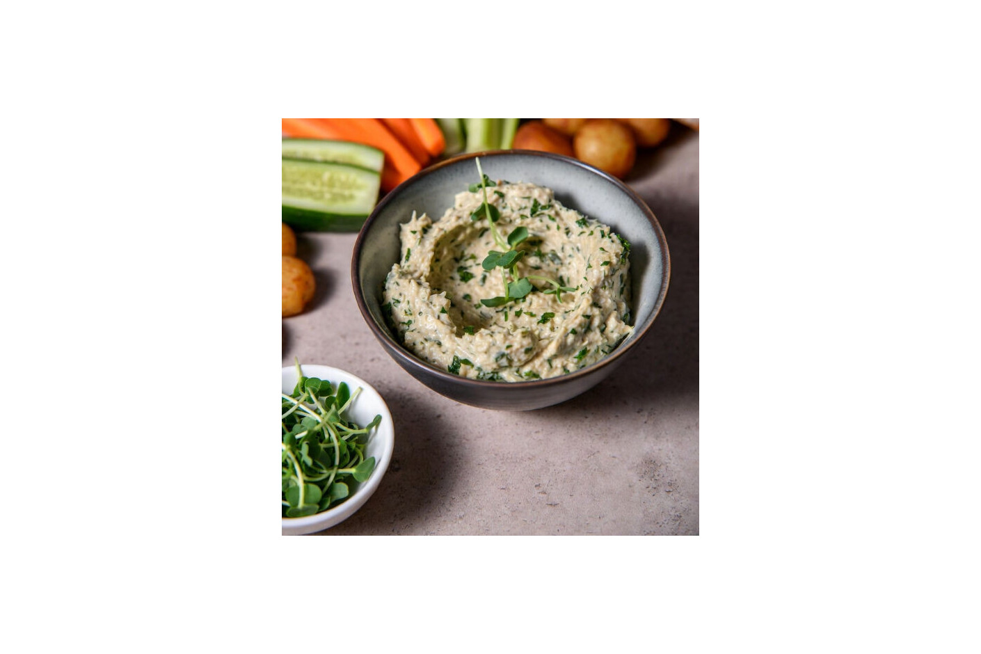 Dip de hierbas frescas con microgreens de guisante