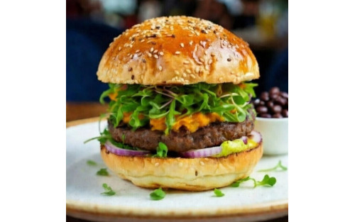 Hamburguesa vegetariana con boniatos y microvegetales Mikagreens