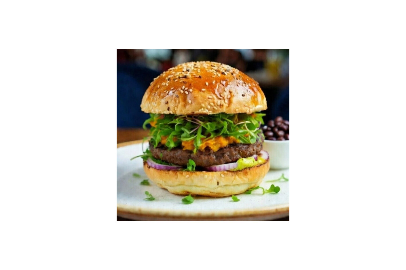 Hamburguesa vegetariana con boniatos y microvegetales Mikagreens