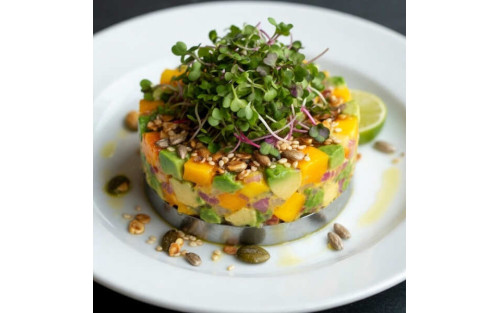 Tartar templado de aguacate y mango con microgreens de rábano