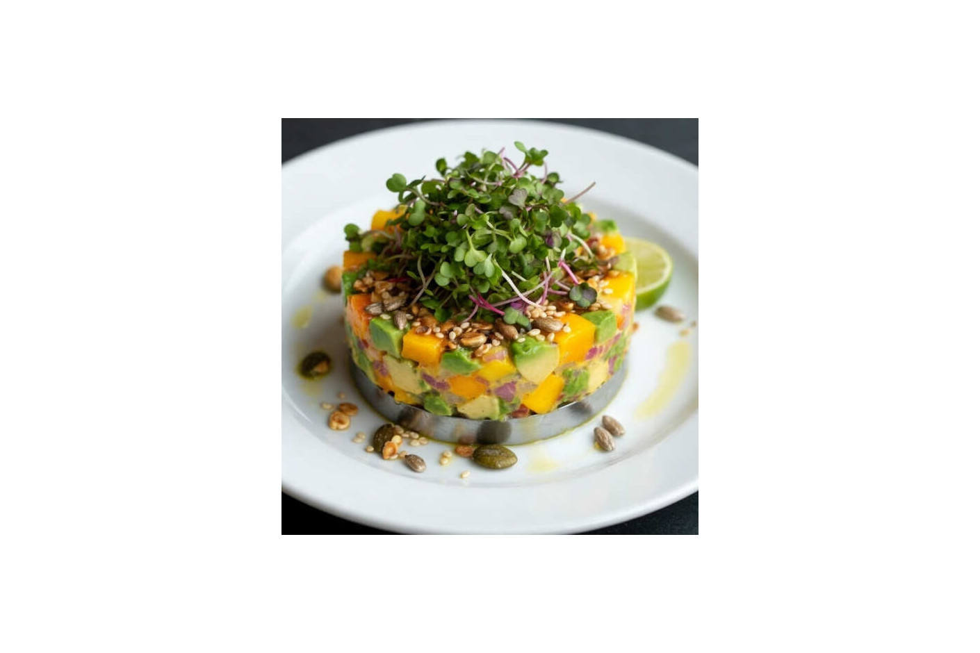 Tartar templado de aguacate y mango con microgreens de rábano