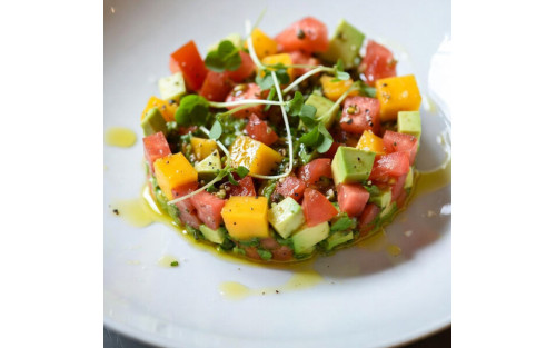 Tartar fresco de tomate, fruta y microvegetales de borraja con toque cítrico (receta gourmet Mikagreens)