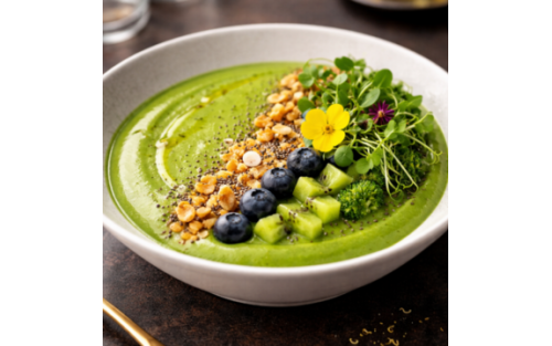 Bowl verde cremoso con pasto de trigo y microvegetales