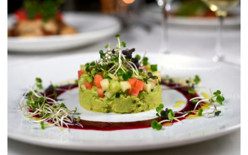 Tartar de Brócoli Calabrese y Microvegetales con Crema de Guisante y Reducción de Remolacha (1 ración)