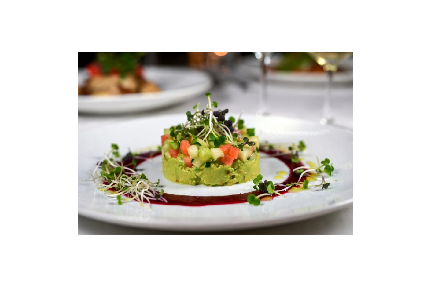 Tartar de Brócoli Calabrese y Microvegetales con Crema de Guisante y Reducción de Remolacha (1 ración)