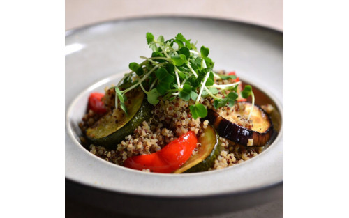Ensalada templada de quinoa con verduras asadas y microgreens Mikagreens de cilantro