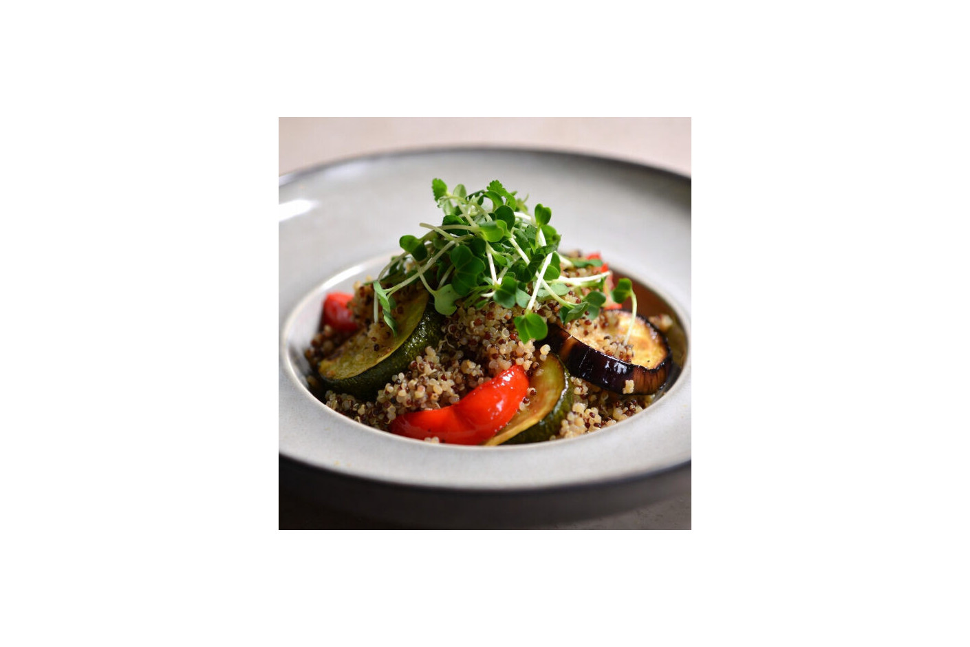 Ensalada templada de quinoa con verduras asadas y microgreens Mikagreens de cilantro