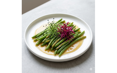 Judías verdes salteadas con emulsión tibia y microgreens Mikagreens de cebollino chino ajo y microgreens Mikagreens de amaranto rojo