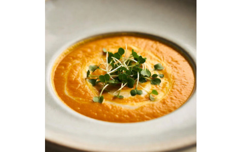 Crema sedosa de calabaza asada con toque cítrico y microgreens Mikagreens de albahaca limón y microgreens Mikagreens de hinojo