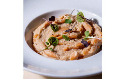 Alubias cremosas con reducción suave y microgreens Mikagreens de mostaza Raab y microgreens Mikagreens de albahaca canela