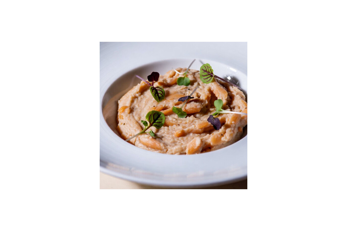 Alubias cremosas con reducción suave y microgreens Mikagreens de mostaza Raab y microgreens Mikagreens de albahaca canela