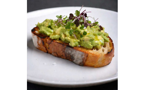 Tostada de aguacate machacado con microgreens Mikagreens de rábano rojo Rambo y microgreens Mikagreens de albahaca limón