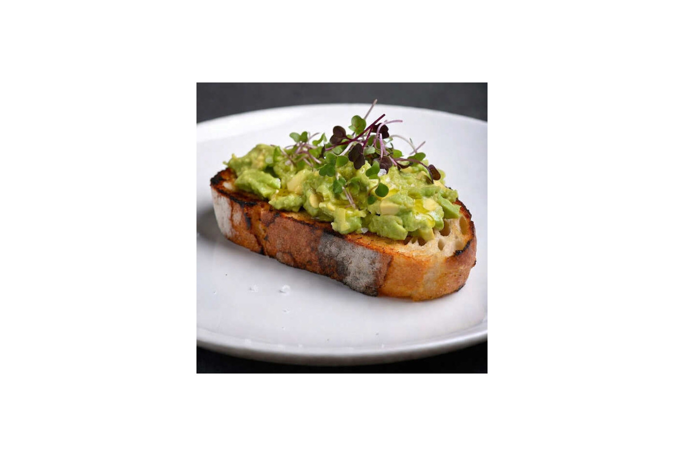 Tostada de aguacate machacado con microgreens Mikagreens de rábano rojo Rambo y microgreens Mikagreens de albahaca limón