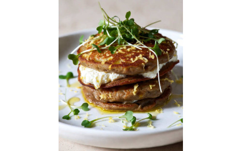 Panqueques salados de guisante con requesón y microgreens Mikagreens de cebollino chino ajo