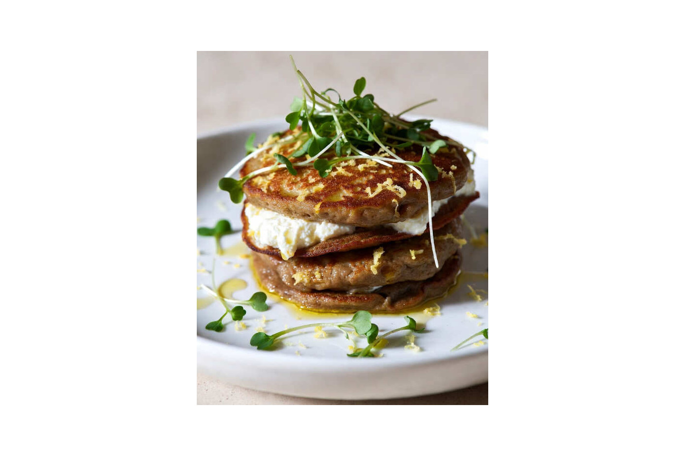 Panqueques salados de guisante con requesón y microgreens Mikagreens de cebollino chino ajo