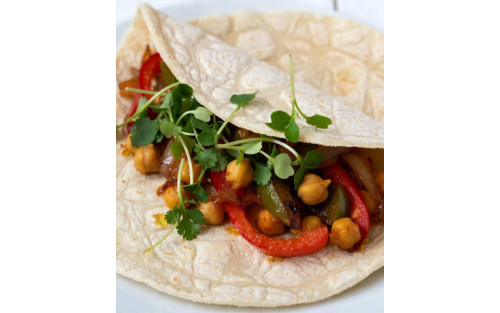 Fajitas de garbanzos con pimiento salteado y microgreens Mikagreens de cilantro