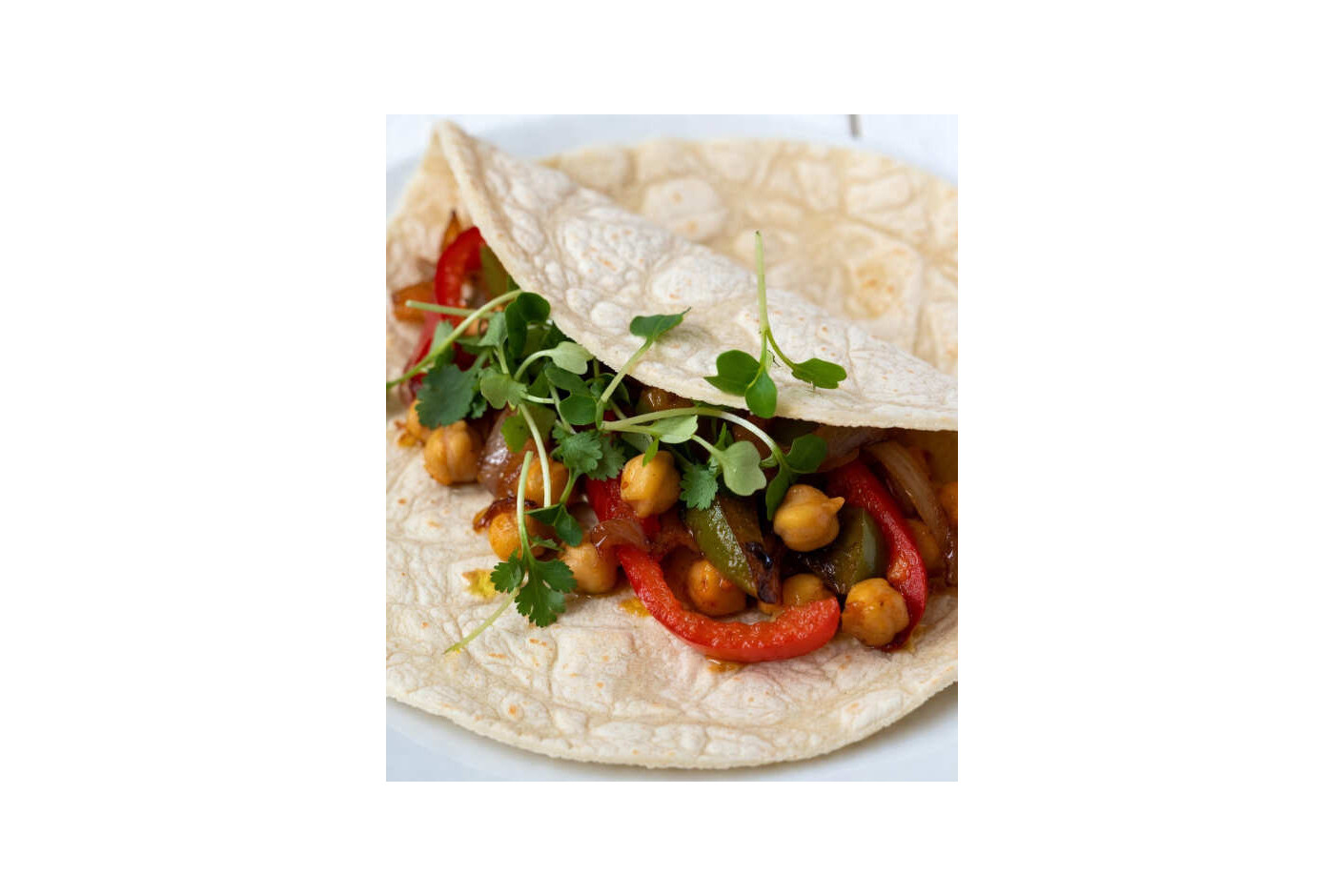 Fajitas de garbanzos con pimiento salteado y microgreens Mikagreens de cilantro