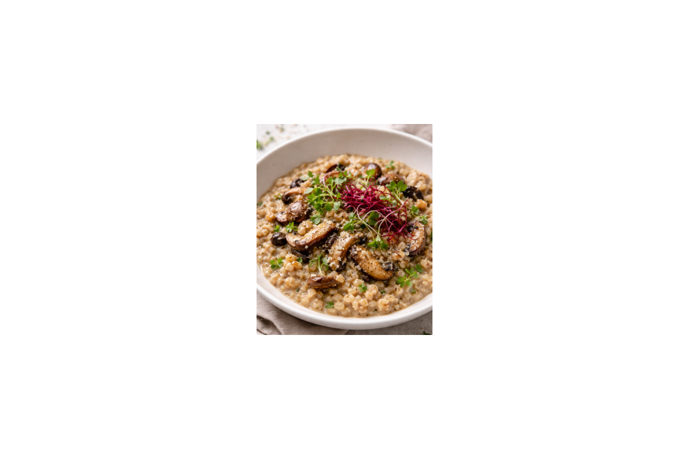 Risotto cremoso de cebada con setas salteadas y microgreens Mikagreens de shungiku y microgreens Mikagreens de amaranto rojo