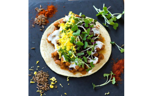 Taco crujiente de alubias especiadas con crema cítrica y microgreens Mikagreens de mostaza Raab y Brotes Mikagreens de albahaca canela