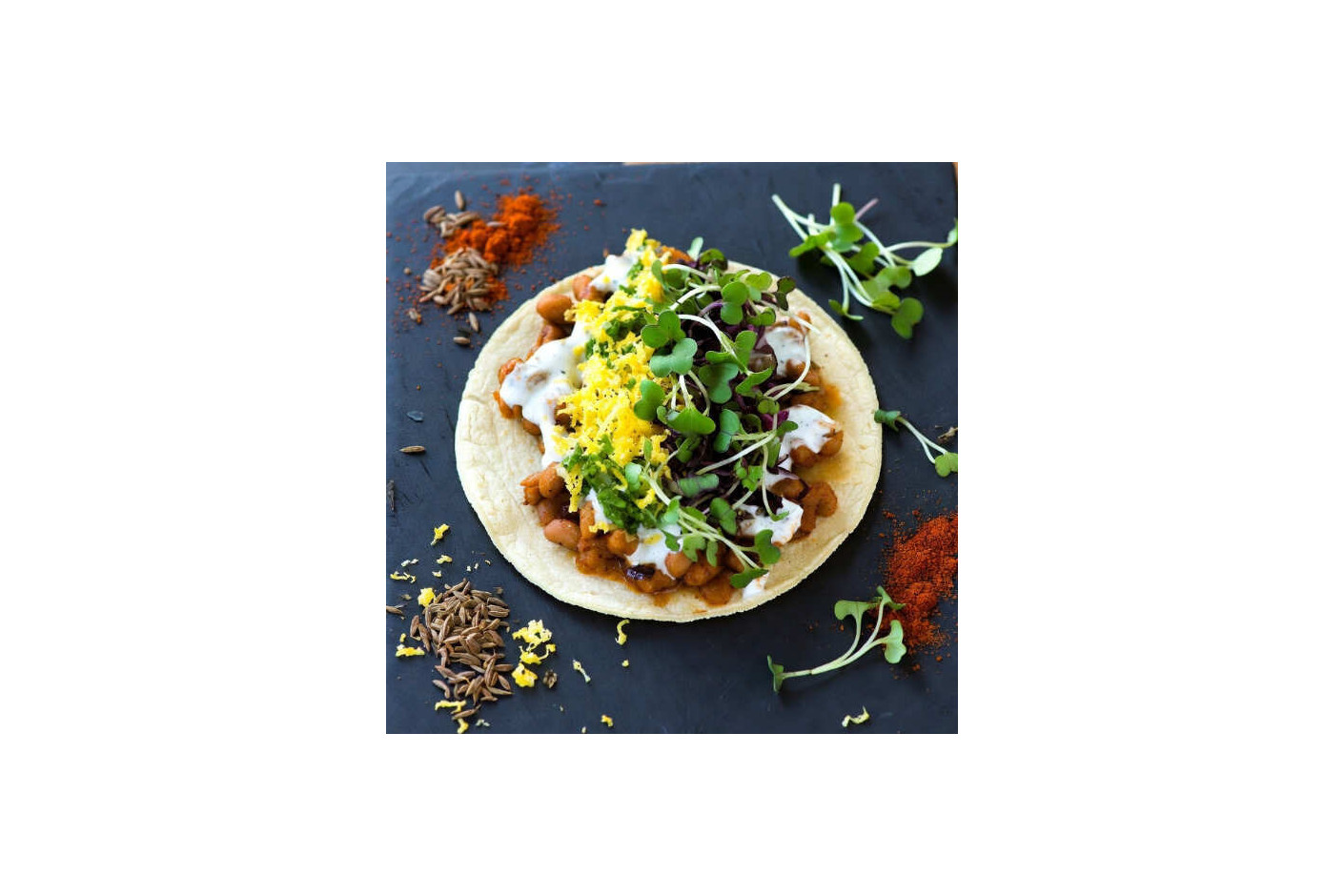 Taco crujiente de alubias especiadas con crema cítrica y microgreens Mikagreens de mostaza Raab y Brotes Mikagreens de albahaca canela