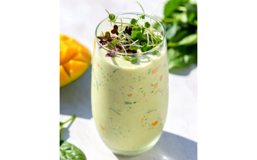 Smoothie verde cremoso con mango y microgreens Mikagreens de hierba de trigo, melisa limón y amaranto rojo