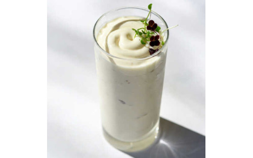 Smoothie cremoso de pera y vainilla natural con microgreens Mikagreens de hinojo y amaranto rojo