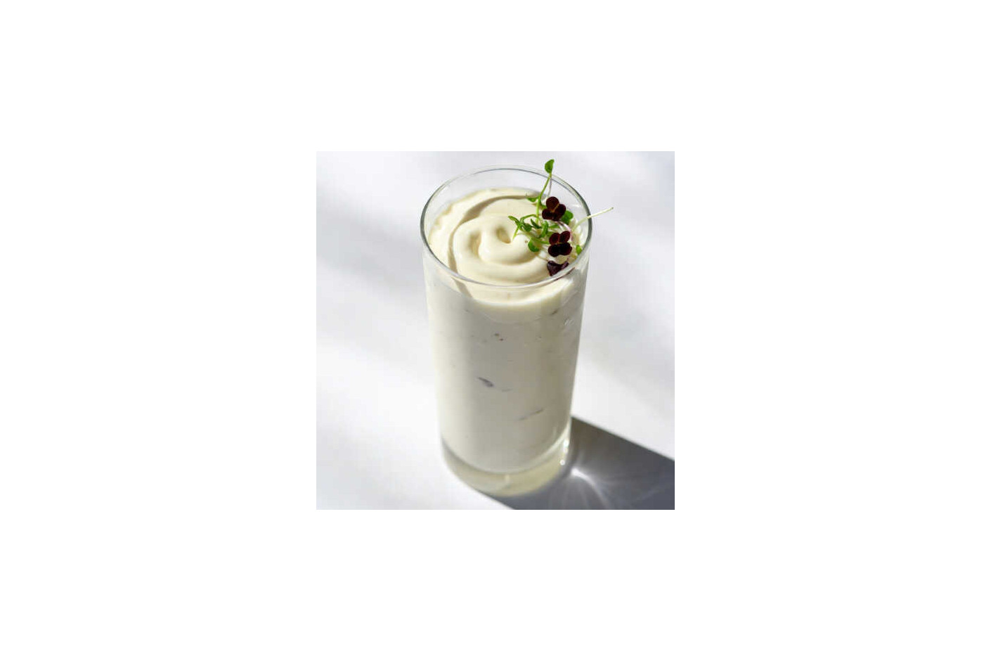 Smoothie cremoso de pera y vainilla natural con microgreens Mikagreens de hinojo y amaranto rojo