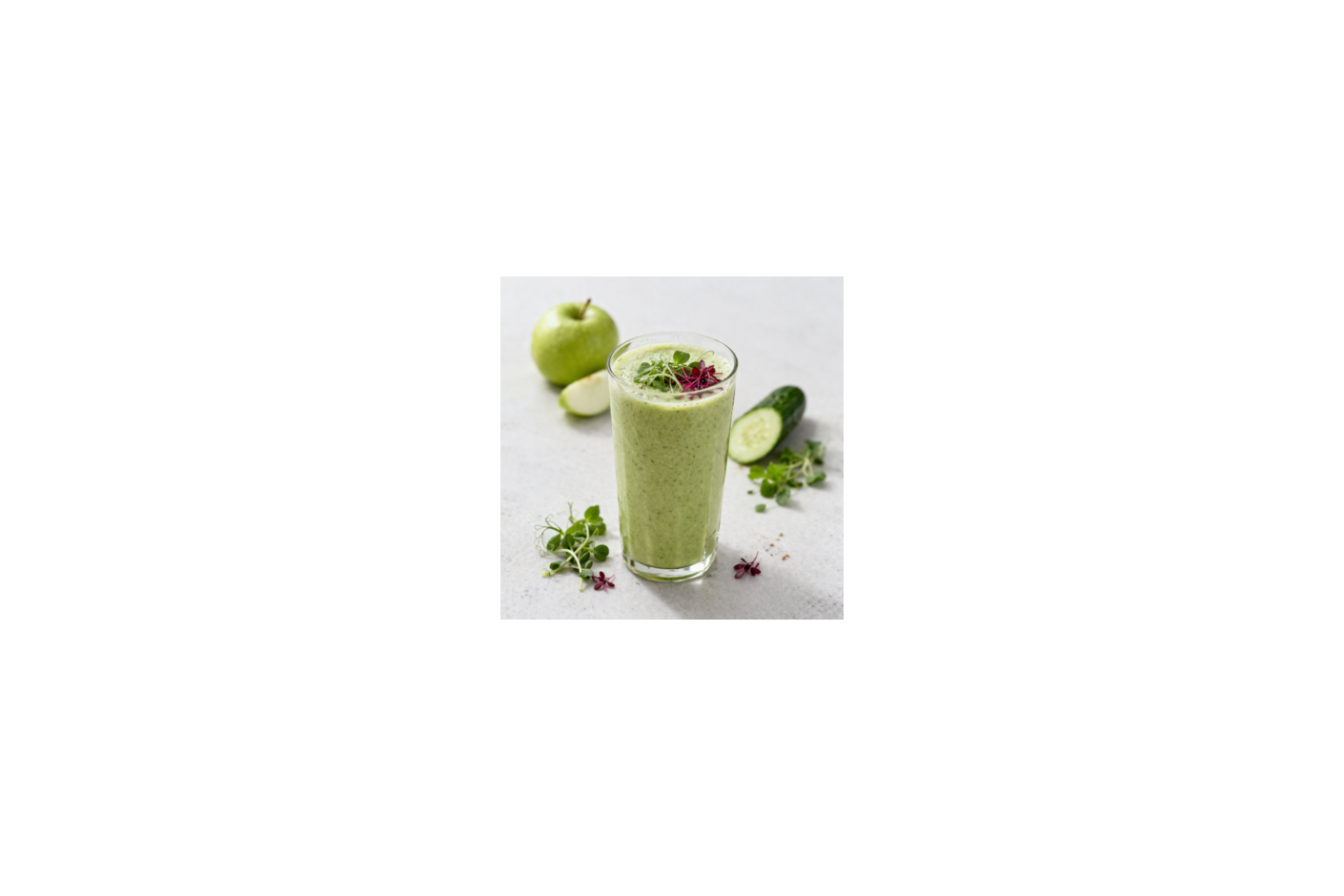 Smoothie verde refrescante de manzana y pepino con microgreens Mikagreens de guisante y amaranto rojo