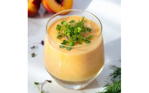 Smoothie cremoso de melocotón y almendra con microgreens Mikagreens de eneldo y girasol