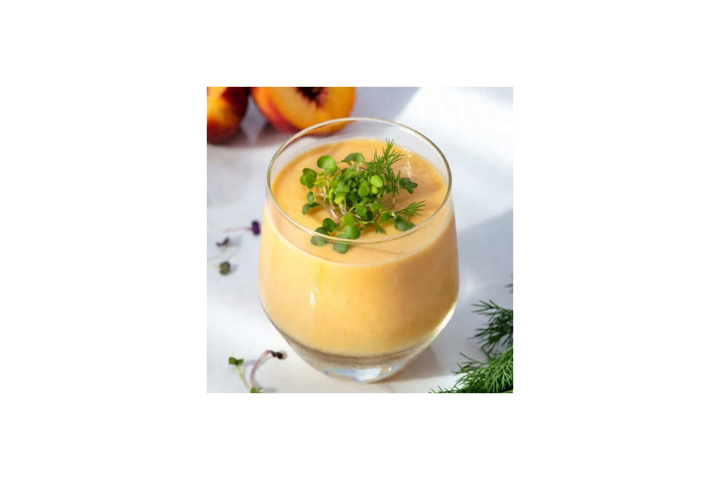 Smoothie cremoso de melocotón y almendra con microgreens Mikagreens de eneldo y girasol