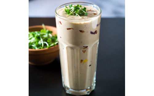 Smoothie cremoso de manzana asada y dátil con microgreens Mikagreens de hinojo y girasol