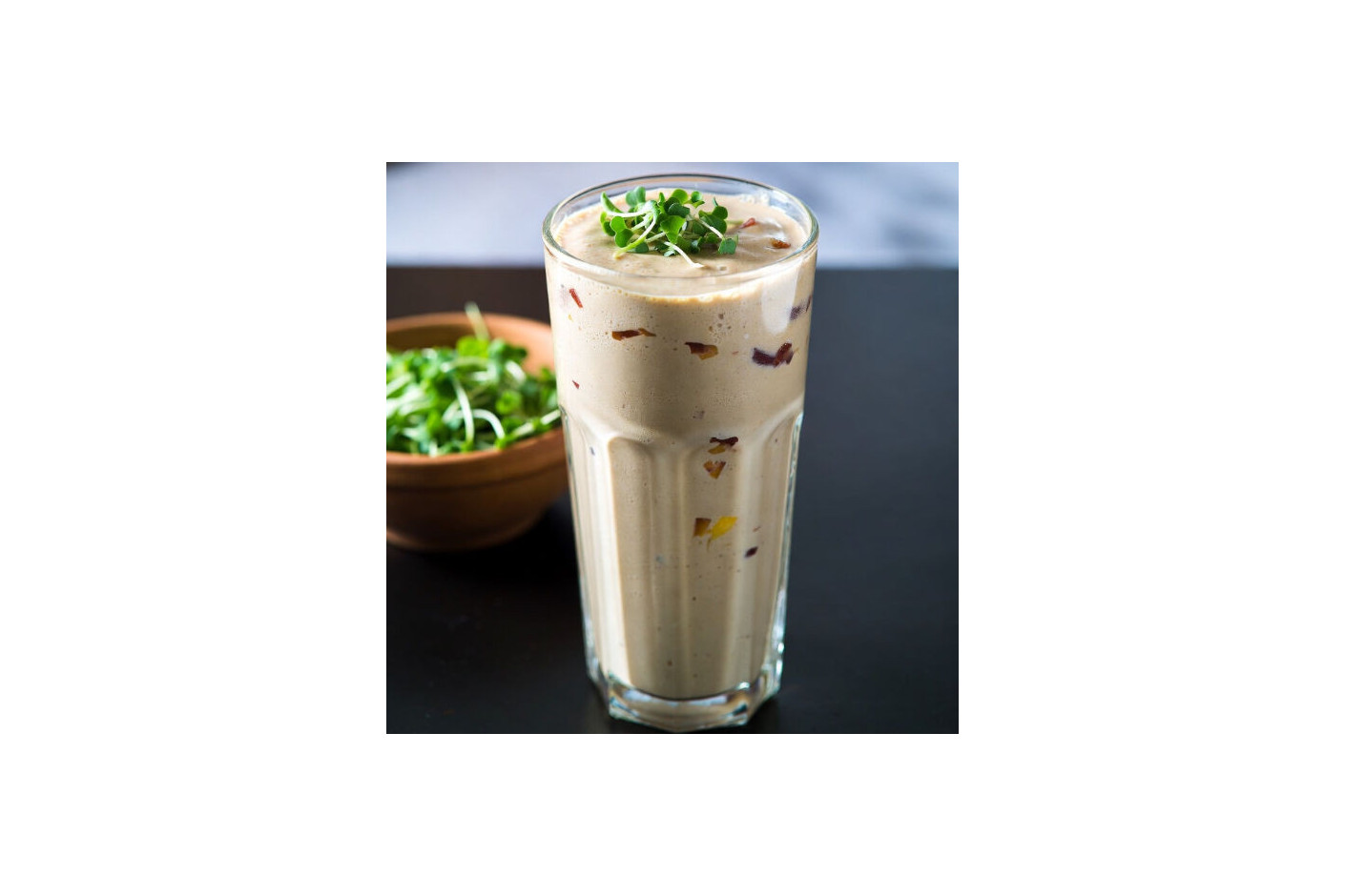 Smoothie cremoso de manzana asada y dátil con microgreens Mikagreens de hinojo y girasol