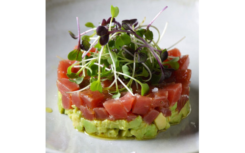 Tartar de atún rojo con crema suave de aguacate, toque cítrico y microgreens Mikagreens de rábano Rambo y guisante