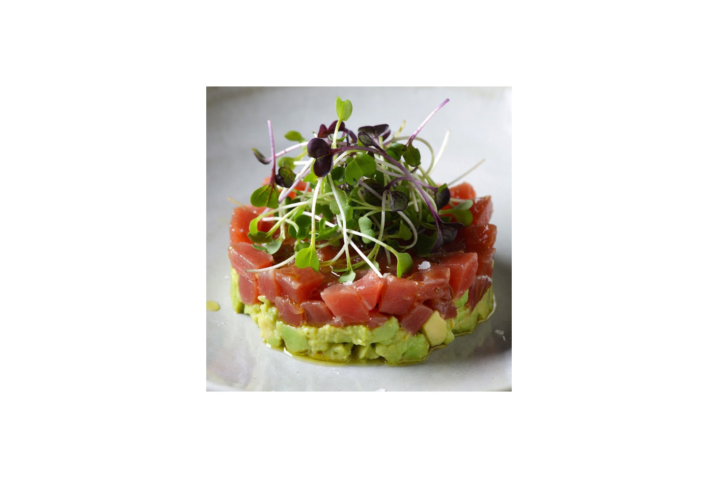 Tartar de atún rojo con crema suave de aguacate, toque cítrico y microgreens Mikagreens de rábano Rambo y guisante