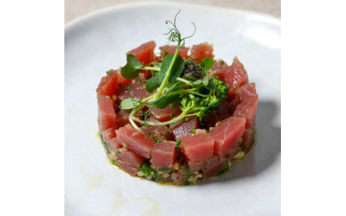 Tartar de atún rojo con vinagreta suave de cítricos y microgreens Mikagreens de girasol, guisante y brócoli
