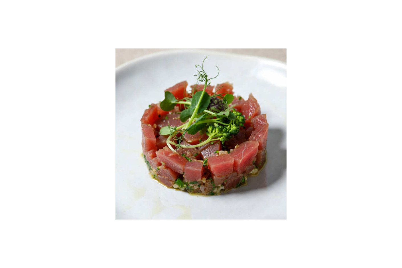 Tartar de atún rojo con vinagreta suave de cítricos y microgreens Mikagreens de girasol, guisante y brócoli