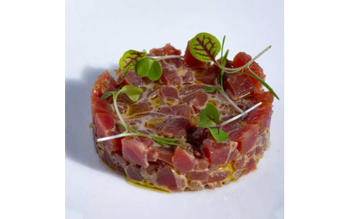 Tartar de atún de almadraba con emulsión de yema curada, soja suave y microgreens Mikagreens de mostaza Raab y cebollino chino ajo
