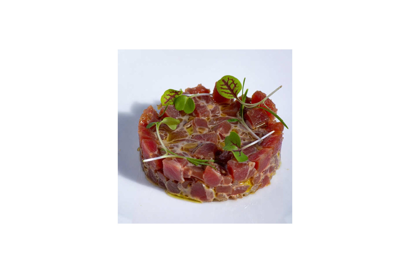 Tartar de atún de almadraba con emulsión de yema curada, soja suave y microgreens Mikagreens de mostaza Raab y cebollino chino ajo