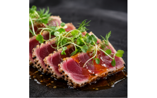 Tataki de atún rojo con costra de sésamo, glaseado cítrico y microgreens Mikagreens de rábano verde y eneldo