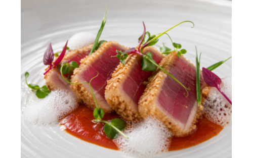Atún rojo crujiente con lágrima de tomate, aire de lima y microgreens Mikagreens de amaranto rojo, cebollino chino ajo y guisante