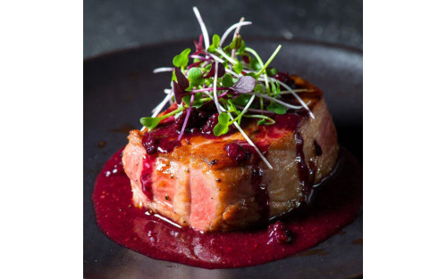 Solomillo ibérico lacado con reducción de frutos rojos y microgreens Mikagreens de amaranto rojo, cebollino chino ajo y hinojo