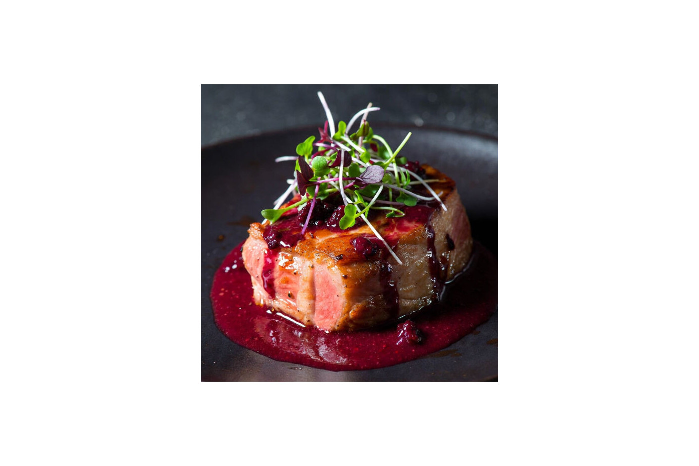 Solomillo ibérico lacado con reducción de frutos rojos y microgreens Mikagreens de amaranto rojo, cebollino chino ajo y hinojo