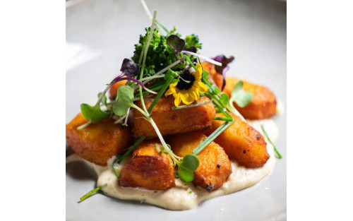 Gnocchis crujientes de boniato con crema de parmesano ligero y microgreens Mikagreens de brócoli, girasol y cebollino chino ajo